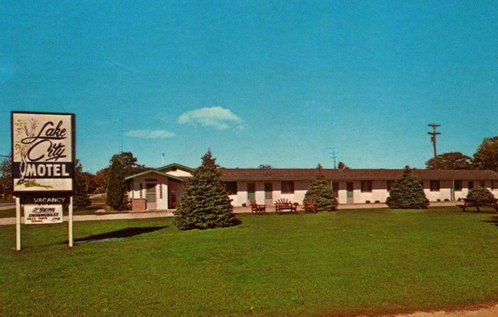 Lake City Motel (Motel Tafel) - Old Postcard